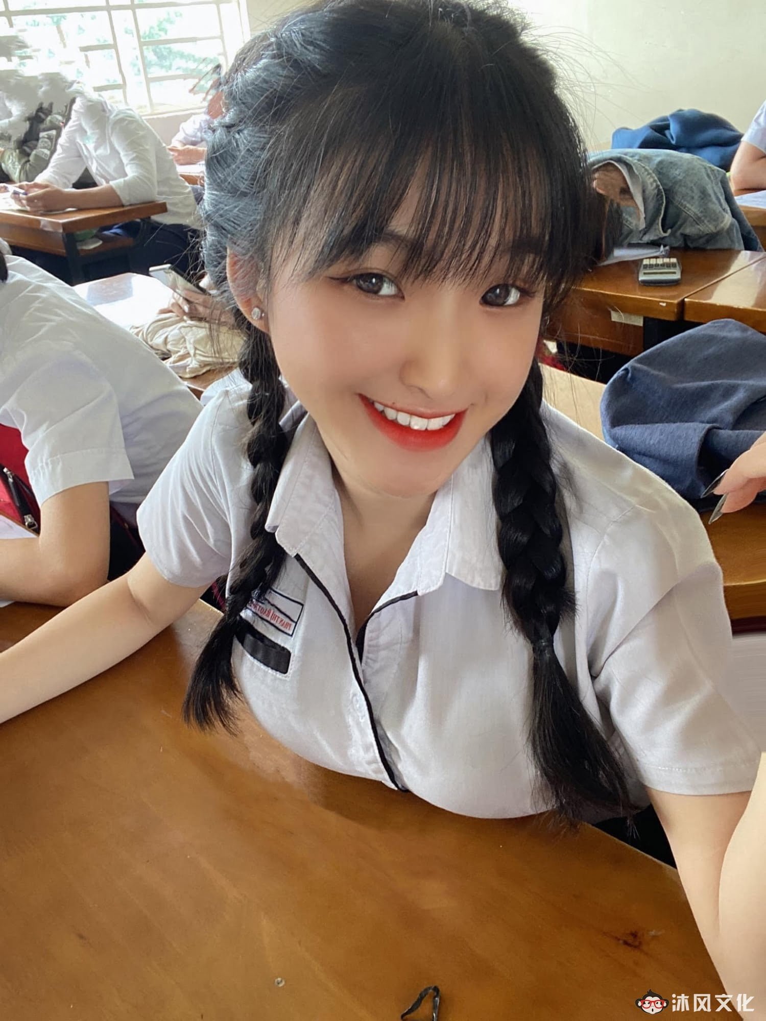 去年穿奥黛爆红的18岁越南学生妹爆近照曝光网惊：风格变好多