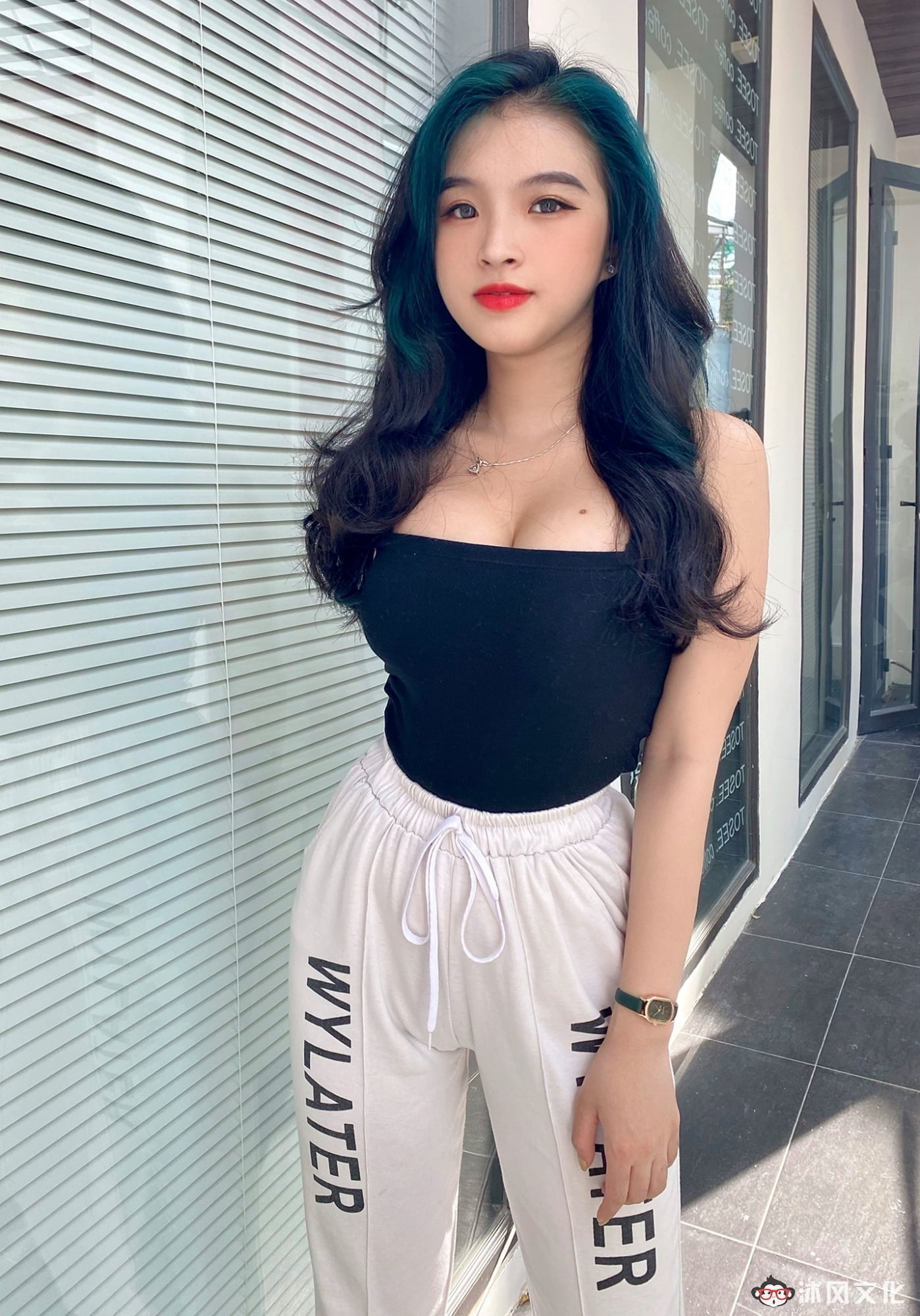 去年穿奥黛爆红的18岁越南学生妹爆近照曝光网惊：风格变好多