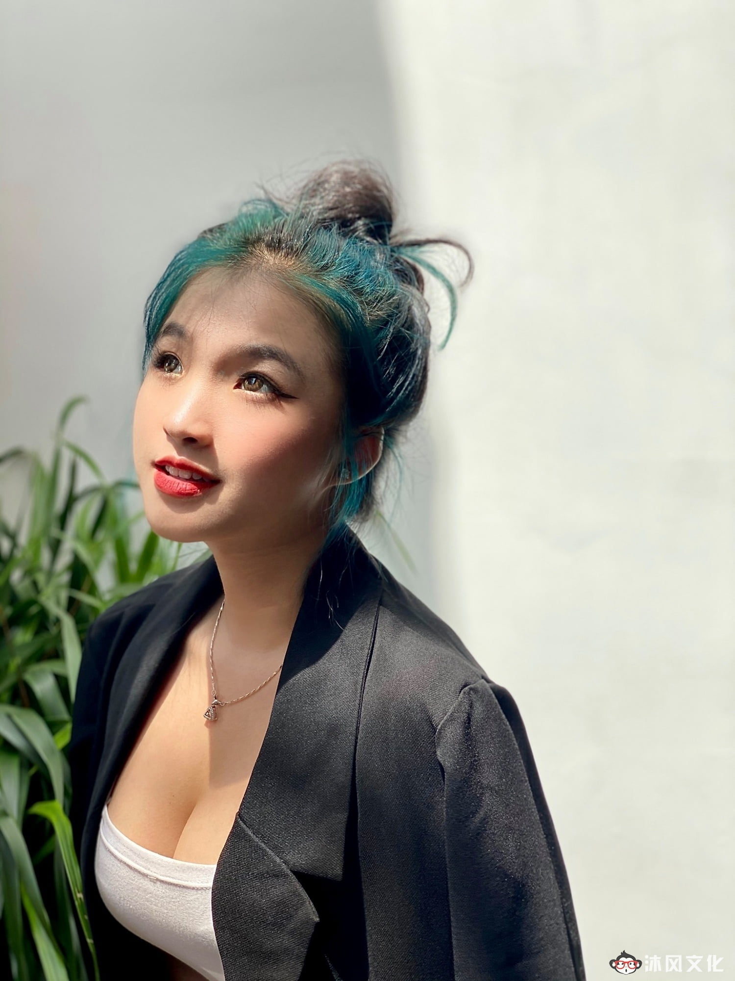 去年穿奥黛爆红的18岁越南学生妹爆近照曝光网惊：风格变好多