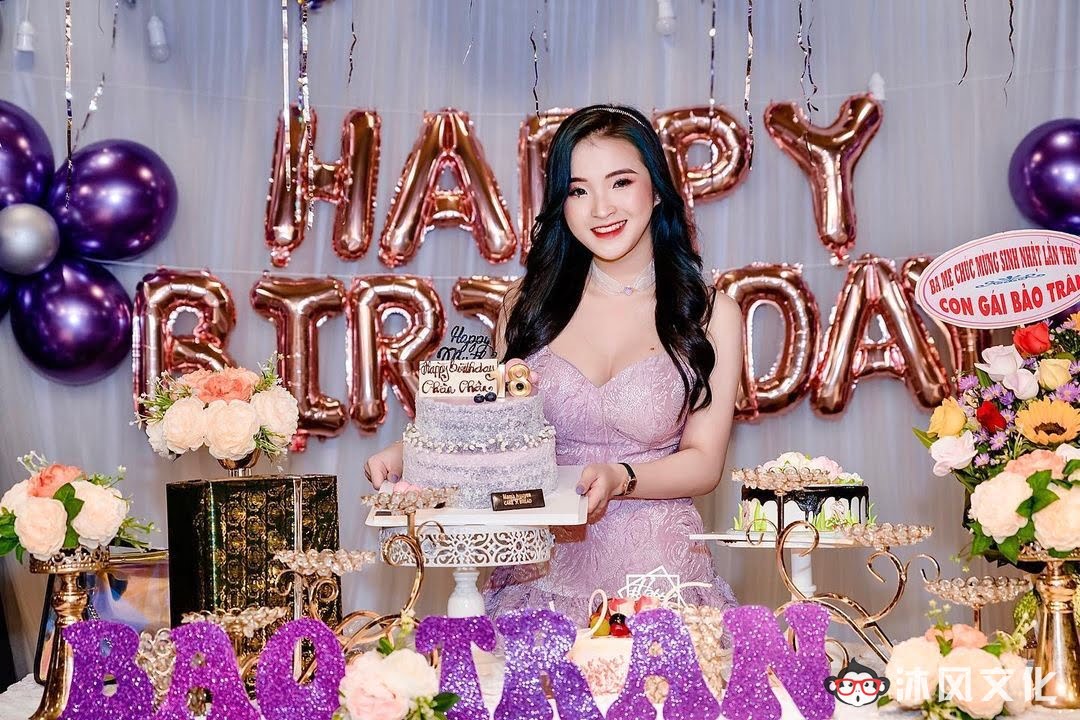 去年穿奥黛爆红的18岁越南学生妹爆近照曝光网惊：风格变好多