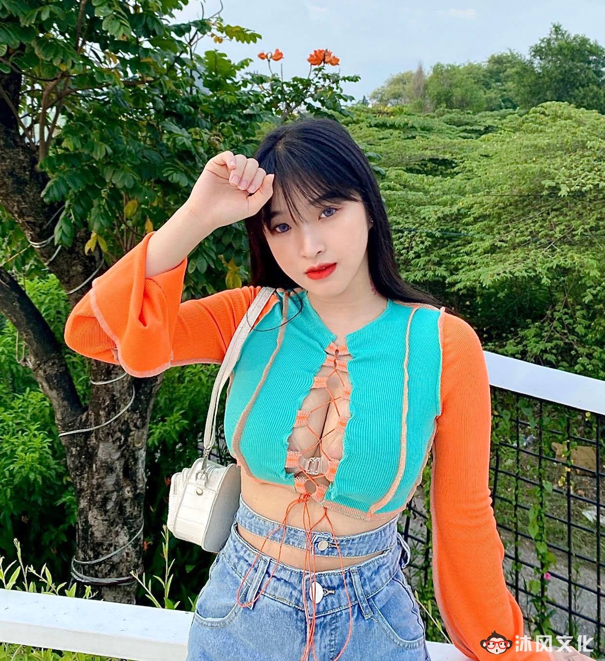 去年穿奥黛爆红的18岁越南学生妹爆近照曝光网惊：风格变好多