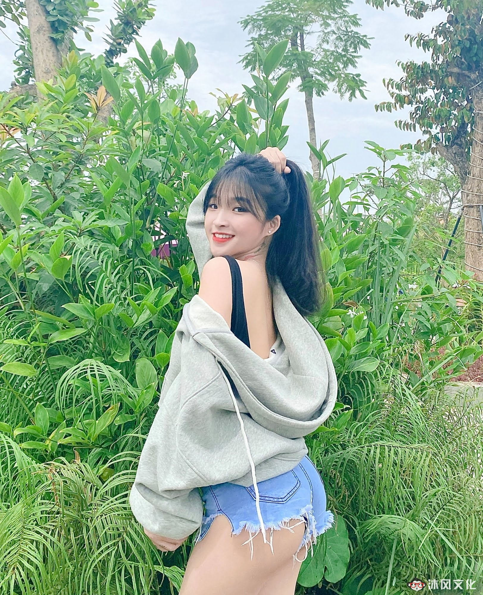 去年穿奥黛爆红的18岁越南学生妹爆近照曝光网惊：风格变好多