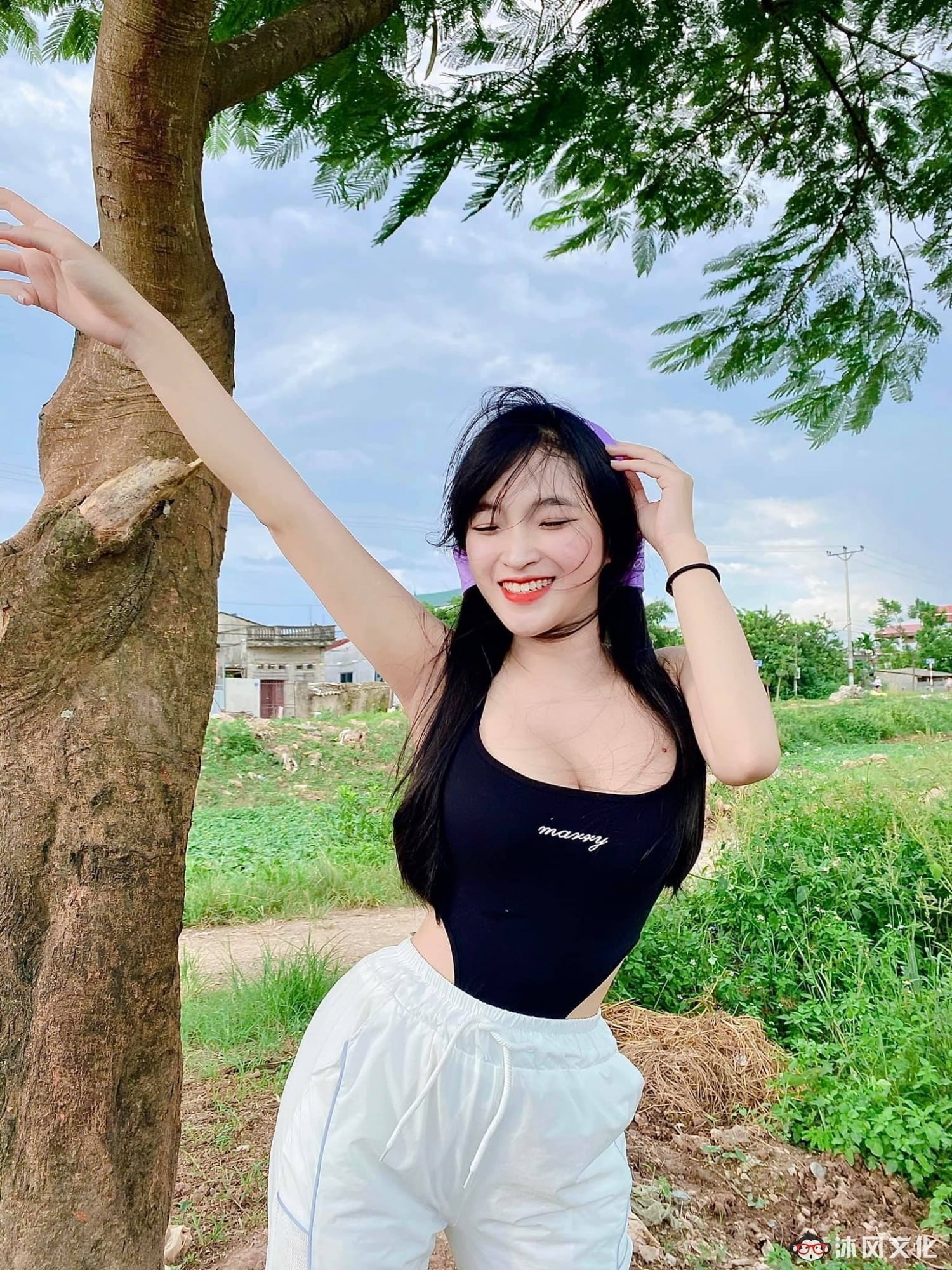 去年穿奥黛爆红的18岁越南学生妹爆近照曝光网惊：风格变好多