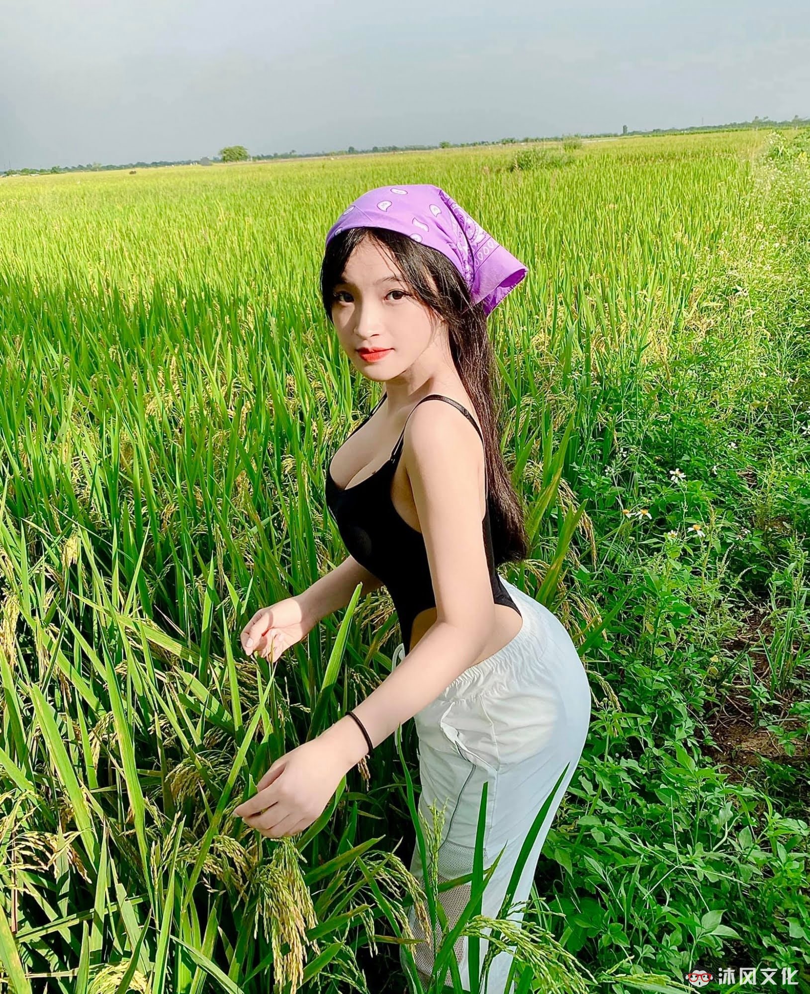 去年穿奥黛爆红的18岁越南学生妹爆近照曝光网惊：风格变好多