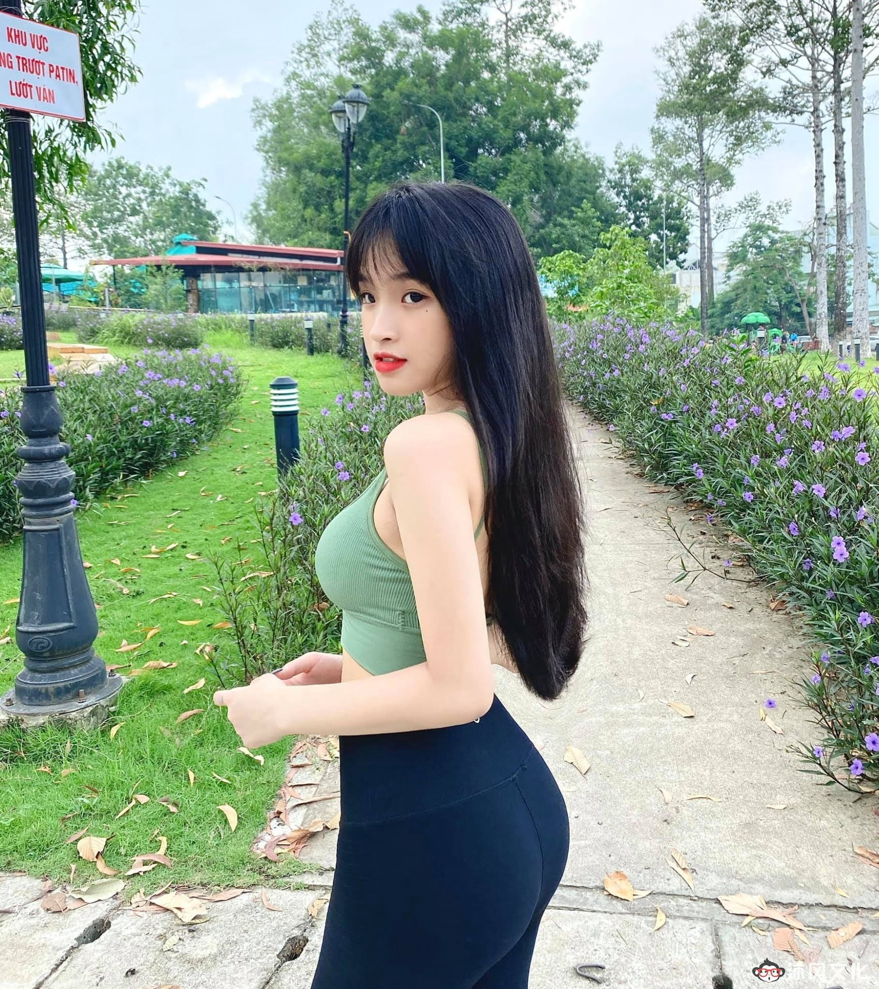 去年穿奥黛爆红的18岁越南学生妹爆近照曝光网惊：风格变好多