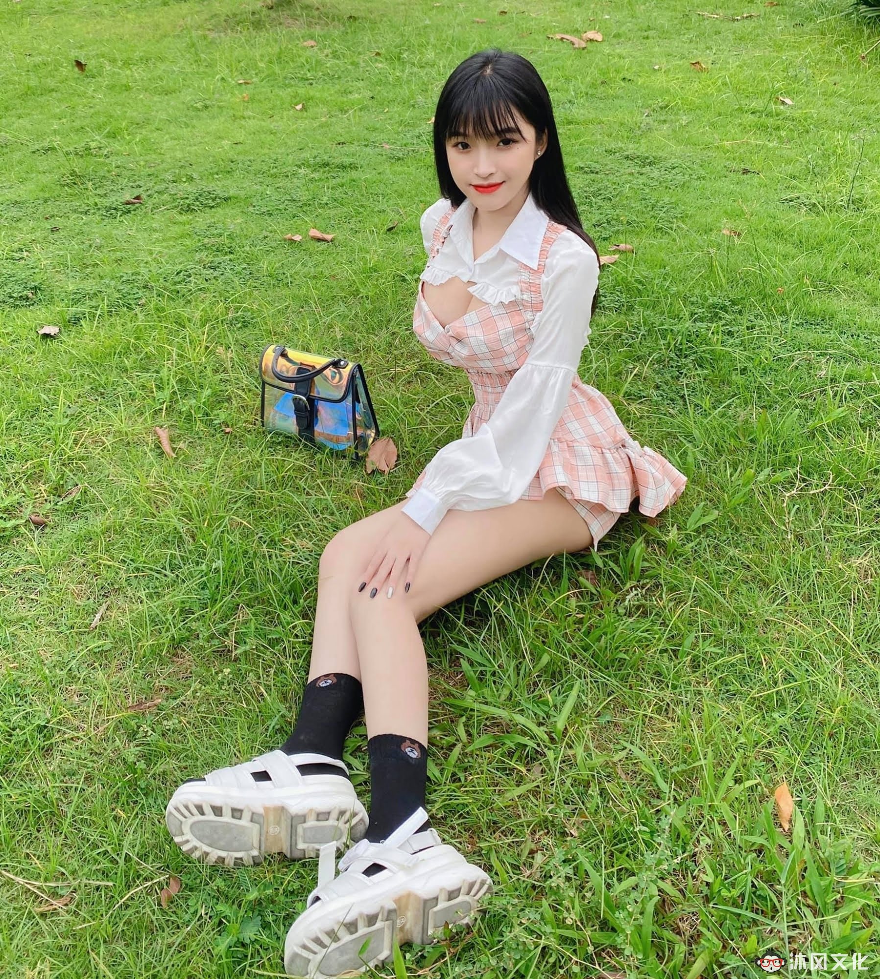 去年穿奥黛爆红的18岁越南学生妹爆近照曝光网惊：风格变好多