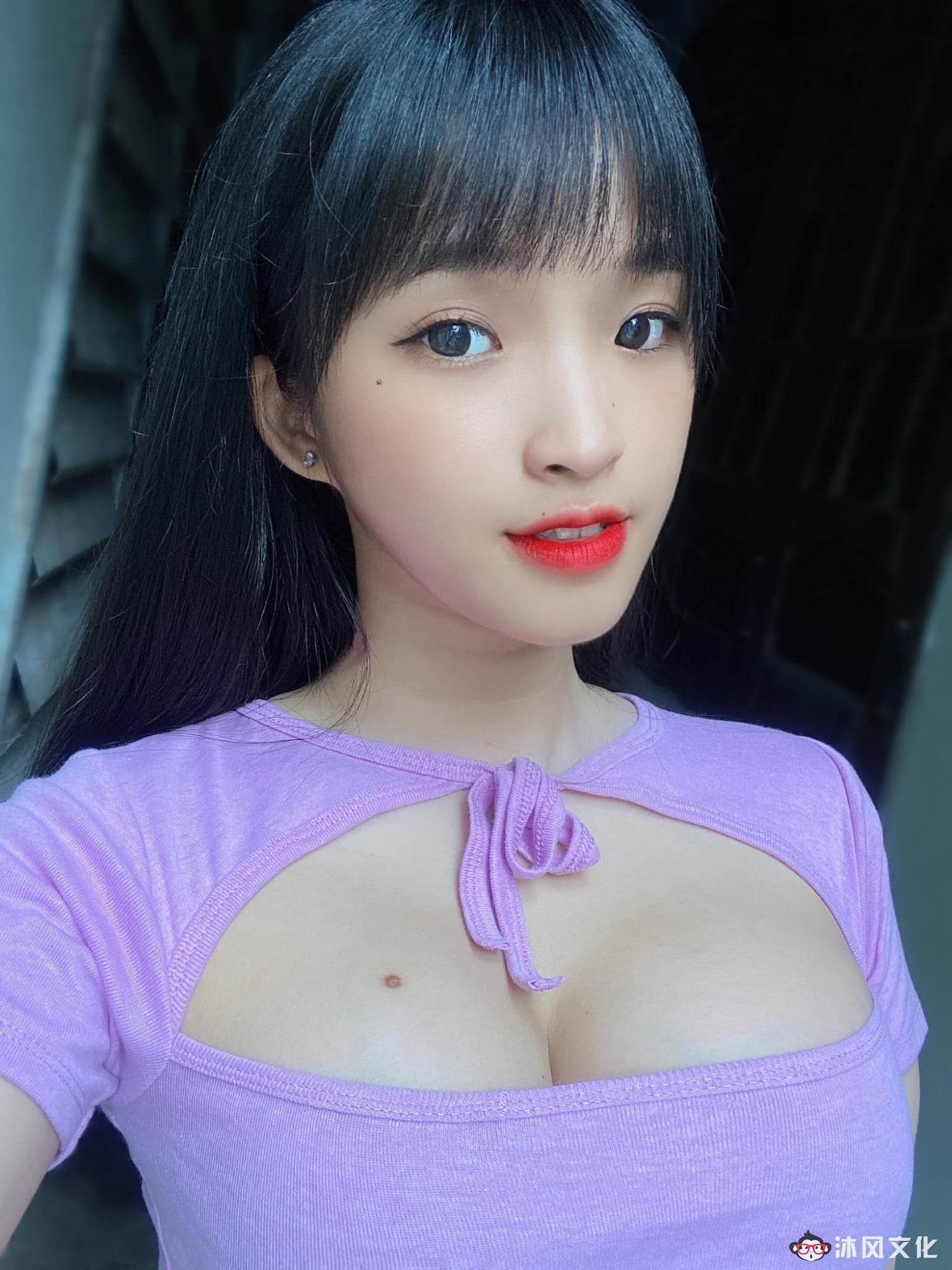 去年穿奥黛爆红的18岁越南学生妹爆近照曝光网惊：风格变好多