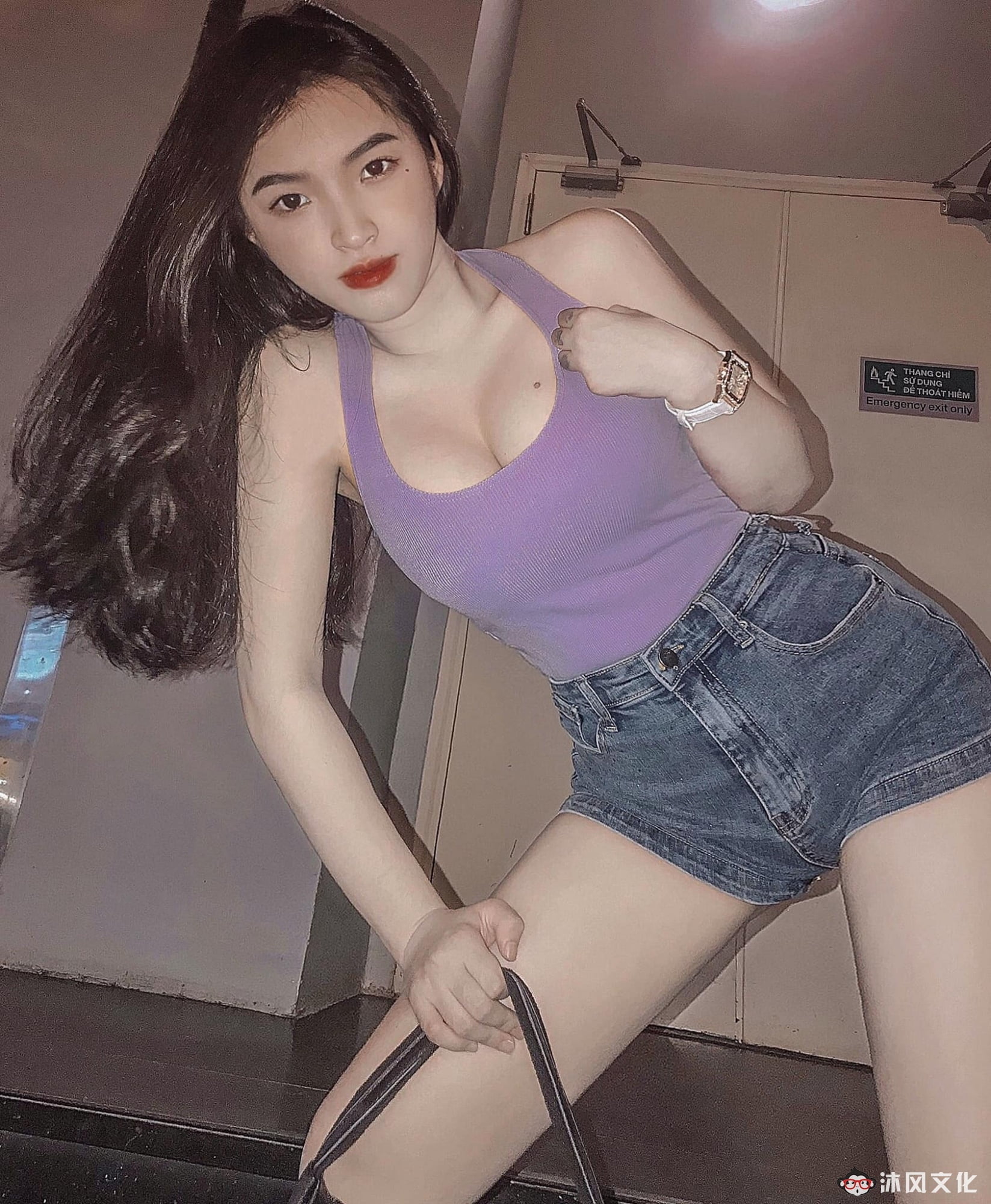 去年穿奥黛爆红的18岁越南学生妹爆近照曝光网惊：风格变好多