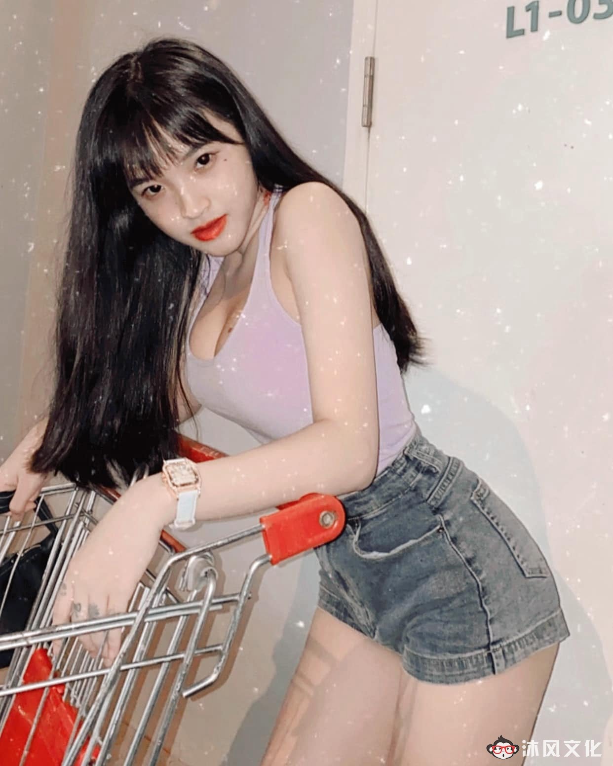 去年穿奥黛爆红的18岁越南学生妹爆近照曝光网惊：风格变好多