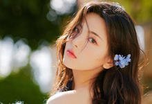 花影重重勾勒一场唯美梦境，冬日盛放的克莱因蓝，正描绘属于少女杨超越的天真烂漫。美图奉上，预祝大家节日快乐。​​​-沐风文化