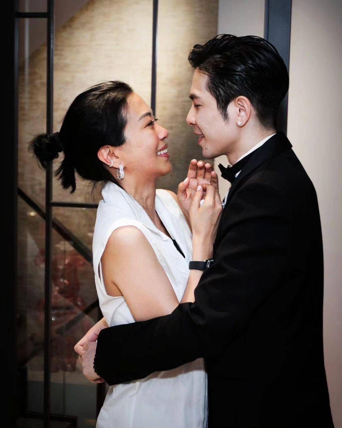 萧敬腾50岁准老婆背景超狂，双硕士星二代，被老萧2000万钻戒套牢-沐风文化